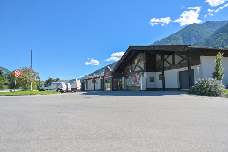 OSMA Produktionsgebäude, Ansicht von der Großglockner Hochalpenstraße kommend